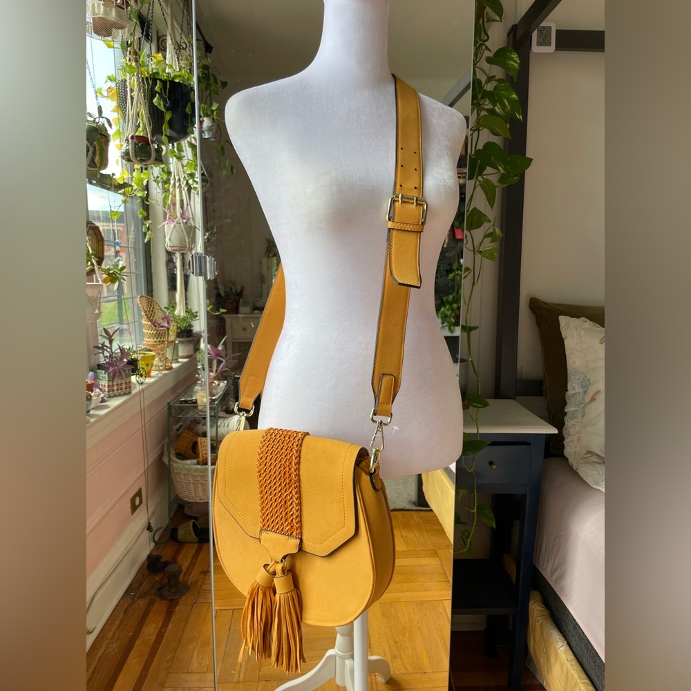 NWOT | EXPRESSION NYC SADDLE BAG ☀️